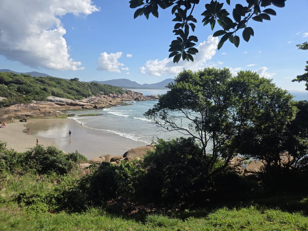 Vista da trilha para piscinas naturais da Barra da Lagoa