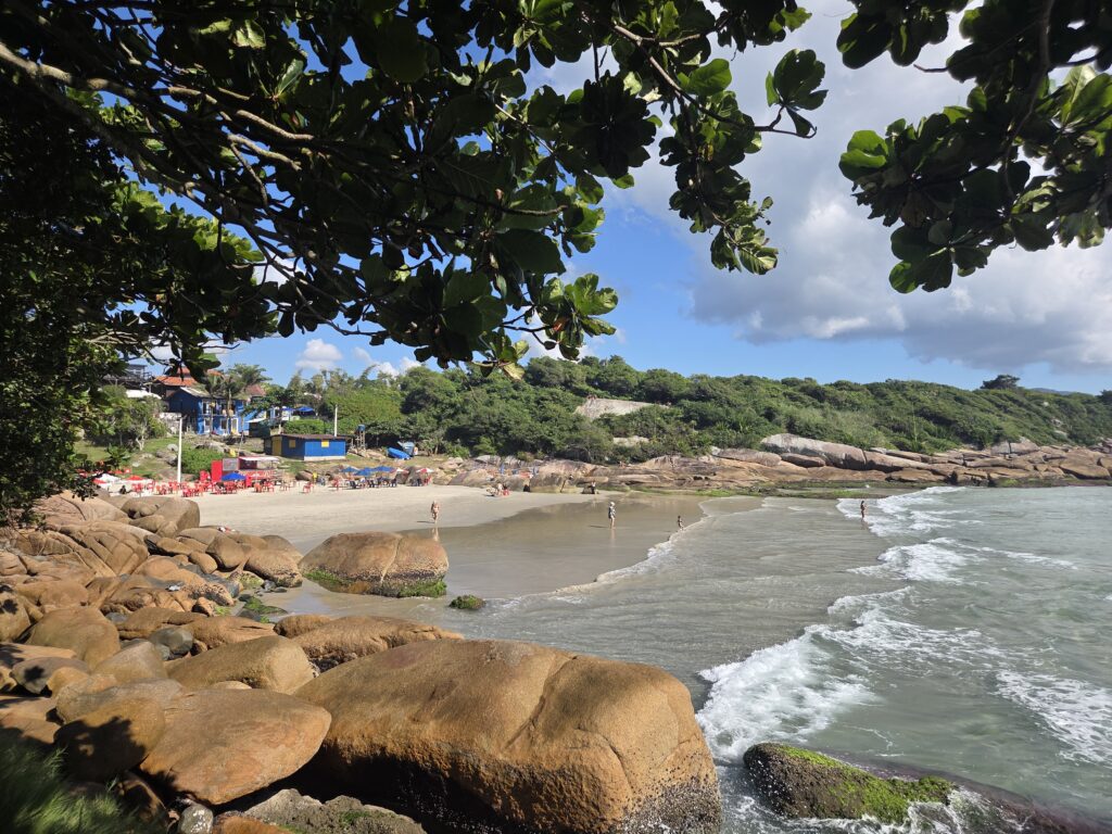 Vista da trilha para piscinas naturais da Barra da Lagoa
