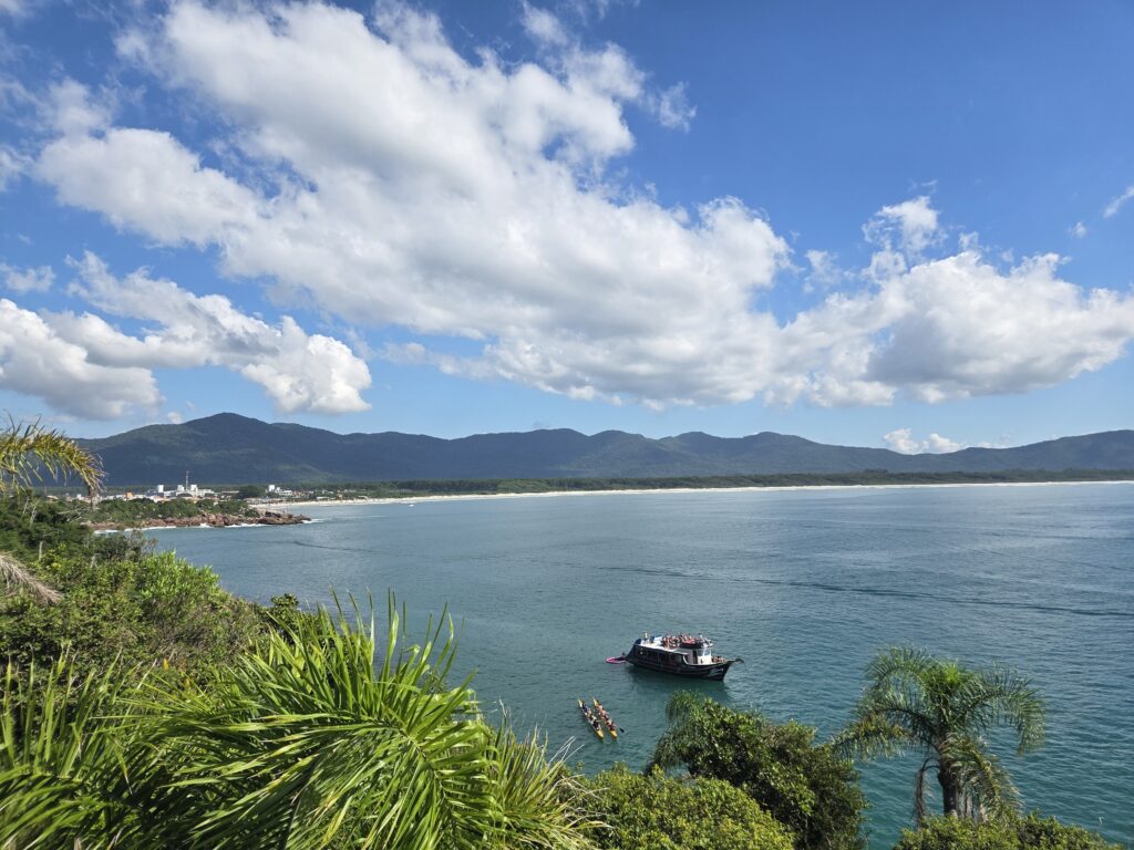 Vista da trilha para piscinas naturais da Barra da Lagoa