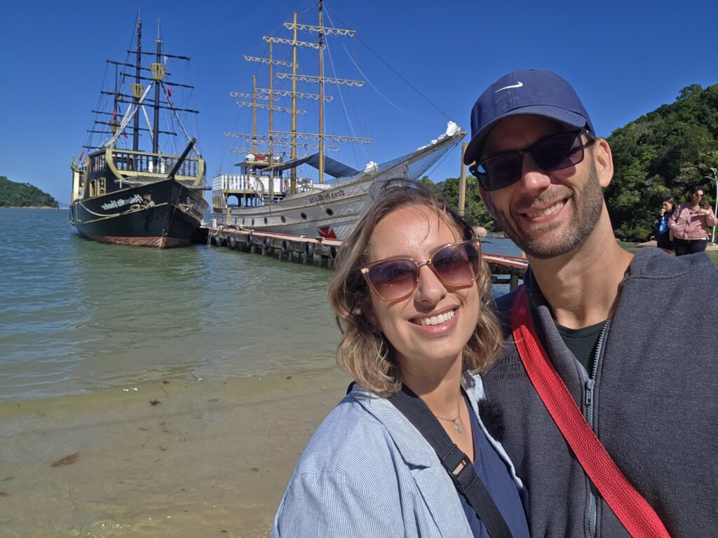 Barco Pirata na Praia da Costeira da Armação