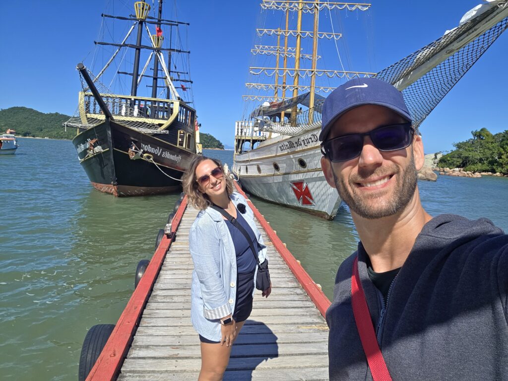 Barco Pirata na Praia da Costeira da Armação