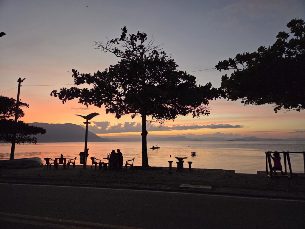 Pôr do sol no Ribeirão da Ilha